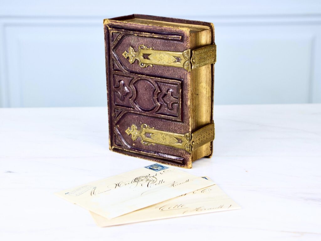 Антикварный фотоальбом