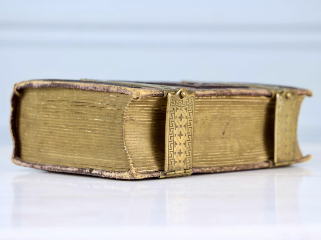 Антикварный фотоальбом