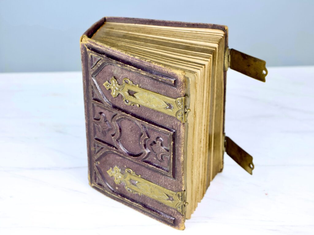 Антикварный фотоальбом