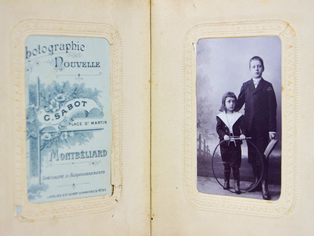 Антикварный фотоальбом