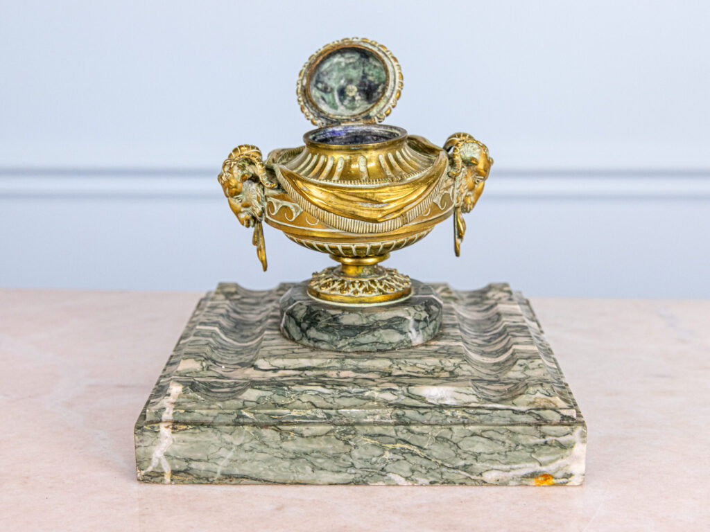 Антикварная бронзовая чернильница