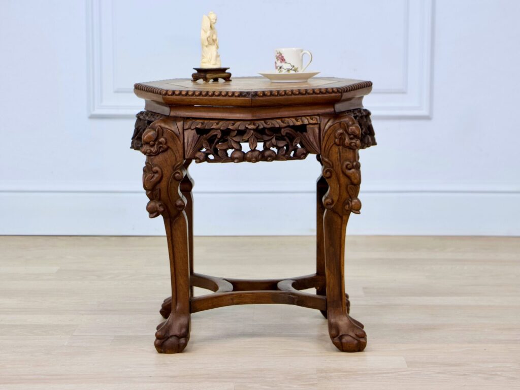 Антикварний столик-підставка в азіатському стилі