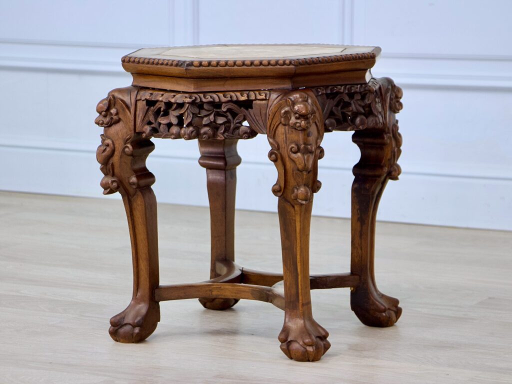 Антикварний столик-підставка в азіатському стилі