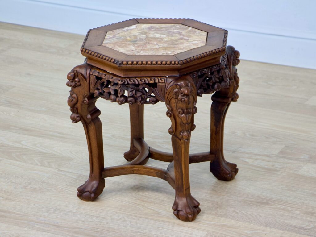 Антикварний столик-підставка в азіатському стилі