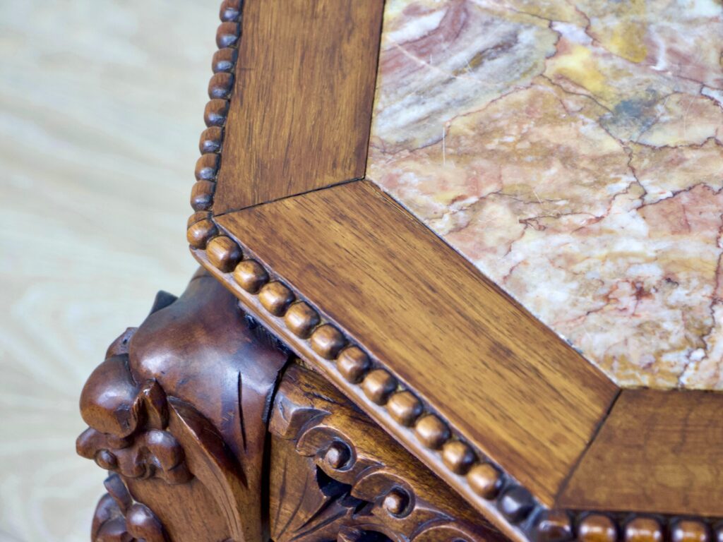 Антикварний столик-підставка в азіатському стилі