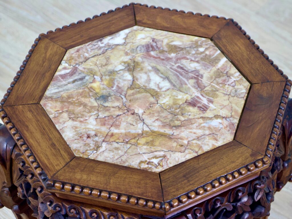 Антикварний столик-підставка в азіатському стилі