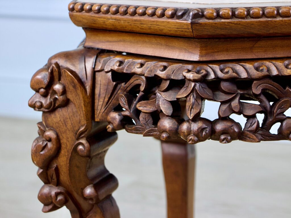 Антикварний столик-підставка в азіатському стилі