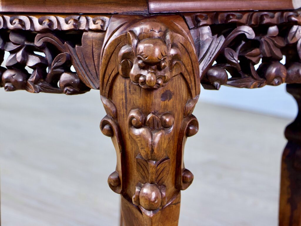 Антикварний столик-підставка в азіатському стилі