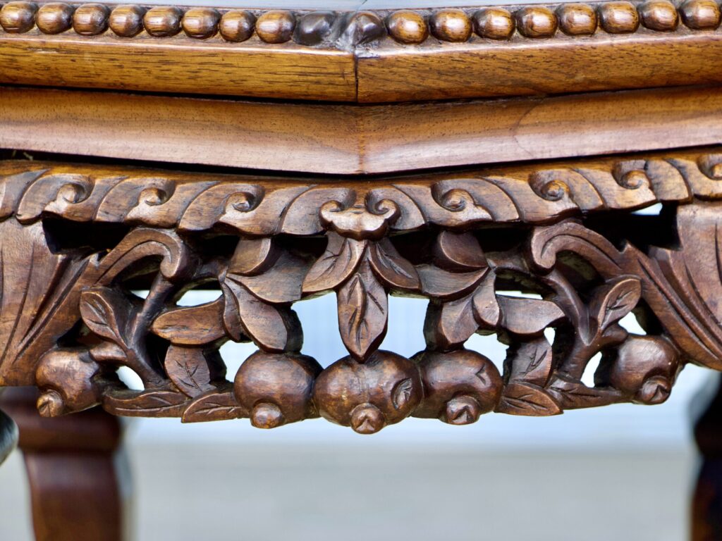 Антикварний столик-підставка в азіатському стилі