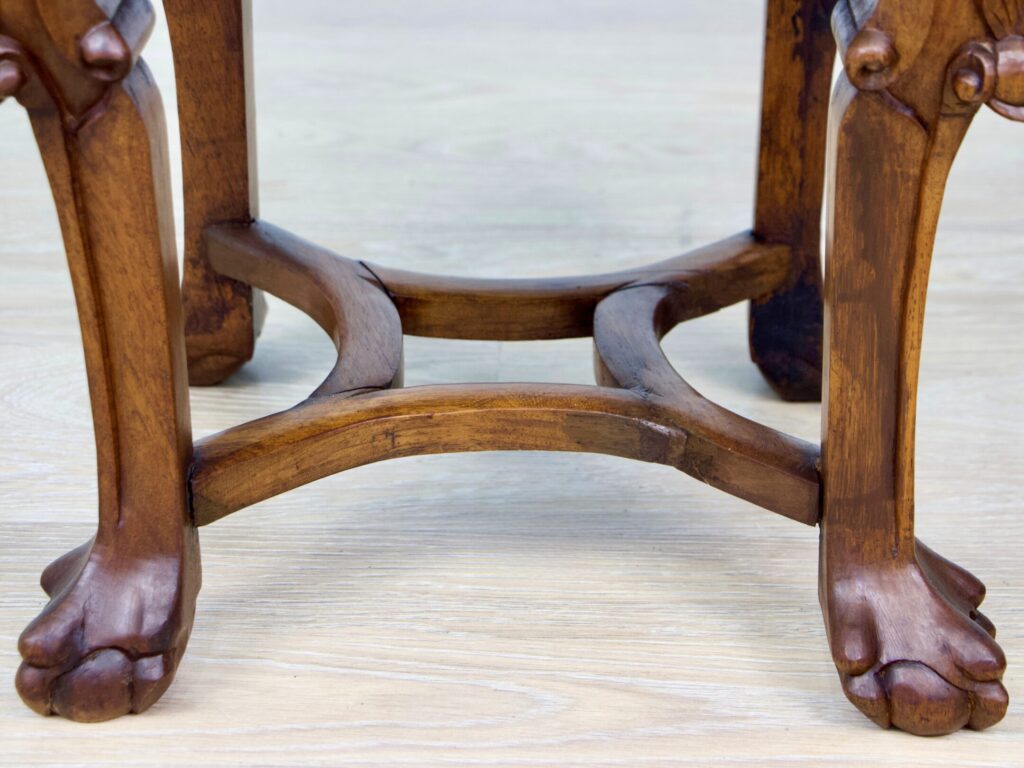 Антикварний столик-підставка в азіатському стилі