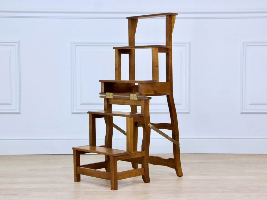 Антикварний стілець-драбина