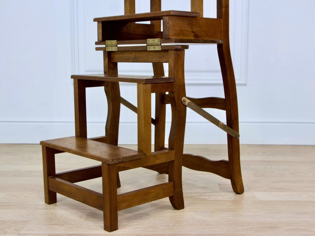 Антикварний стілець-драбина