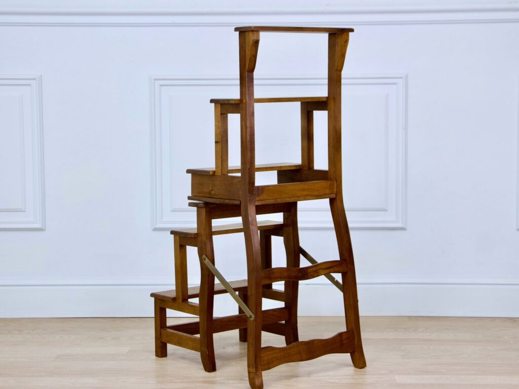 Антикварний стілець-драбина