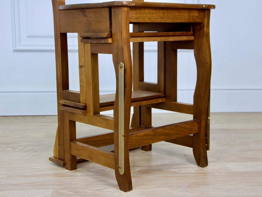 Антикварний стілець-драбина