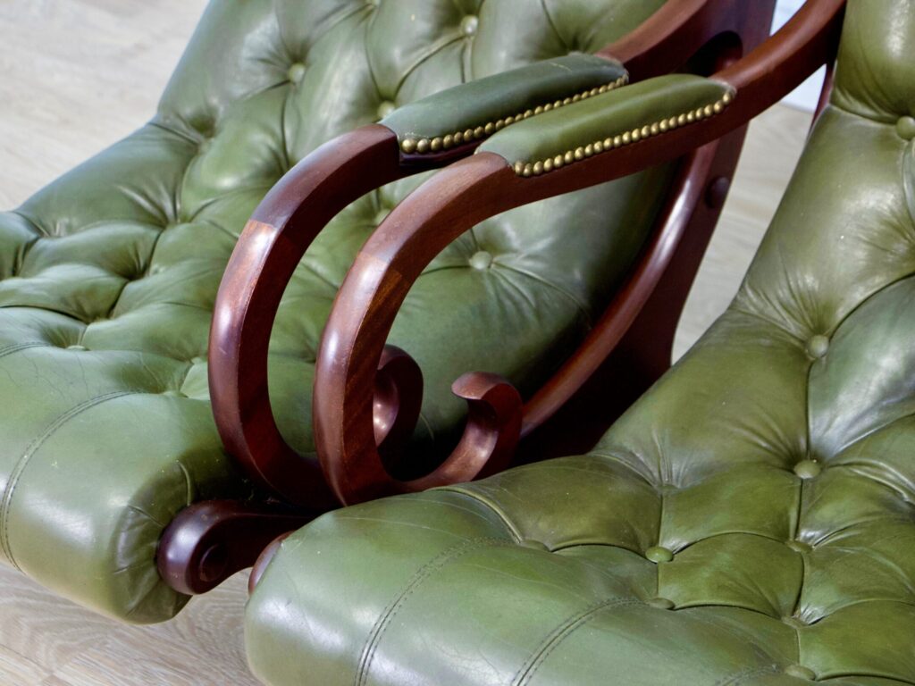 Вінтажні крісла в стилі Chesterfield