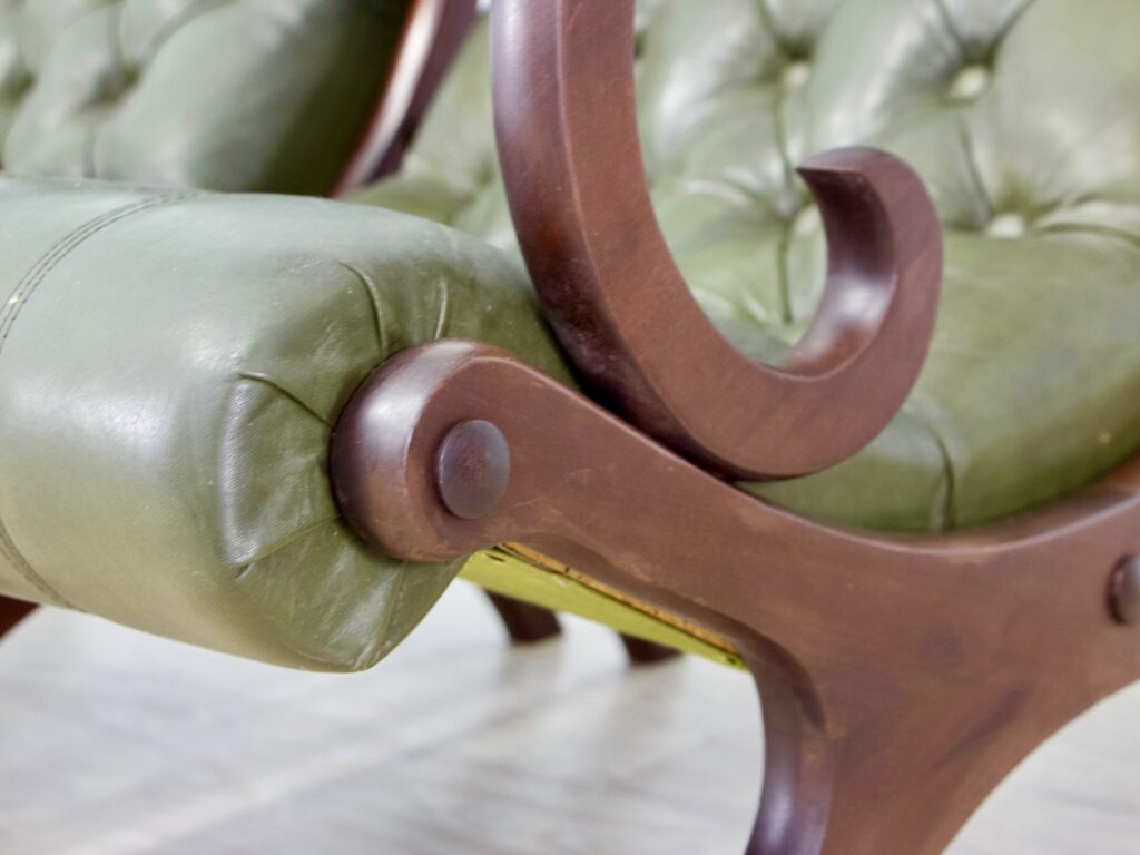 Вінтажні крісла в стилі Chesterfield