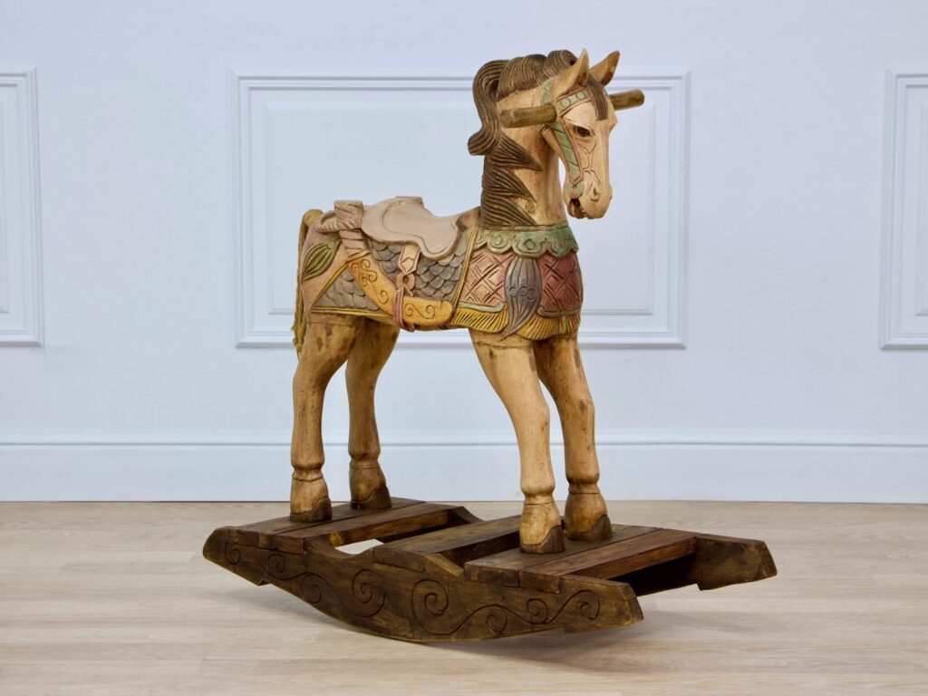 Вінтажний дерев’яний коник-гойдалка