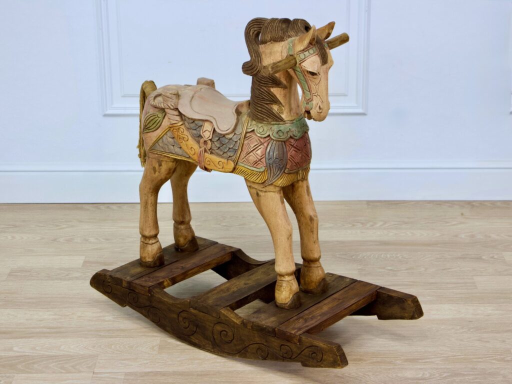 Вінтажний дерев’яний коник-гойдалка
