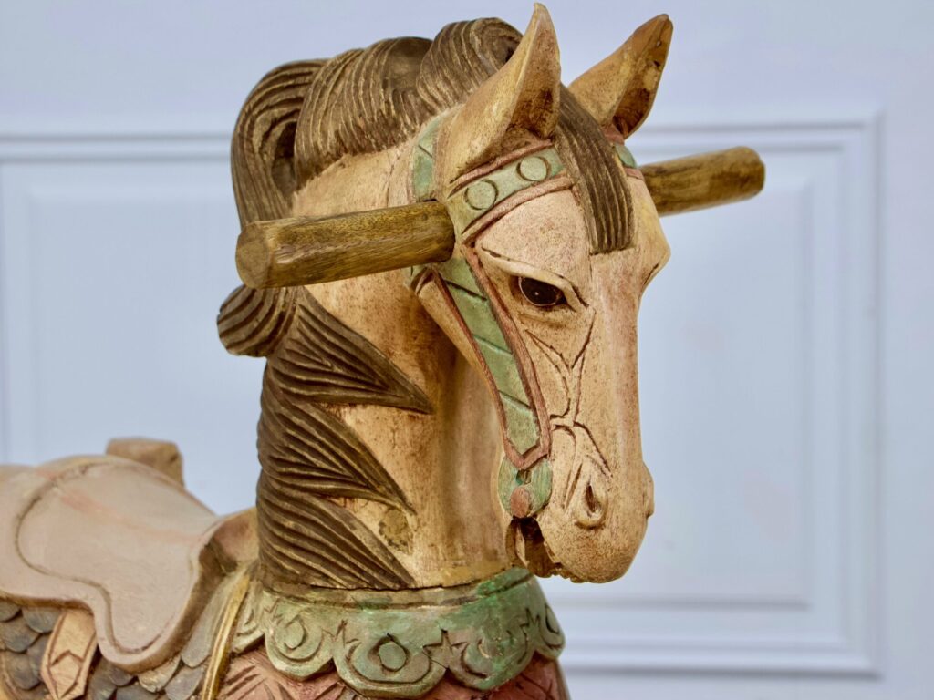 Вінтажний дерев’яний коник-гойдалка