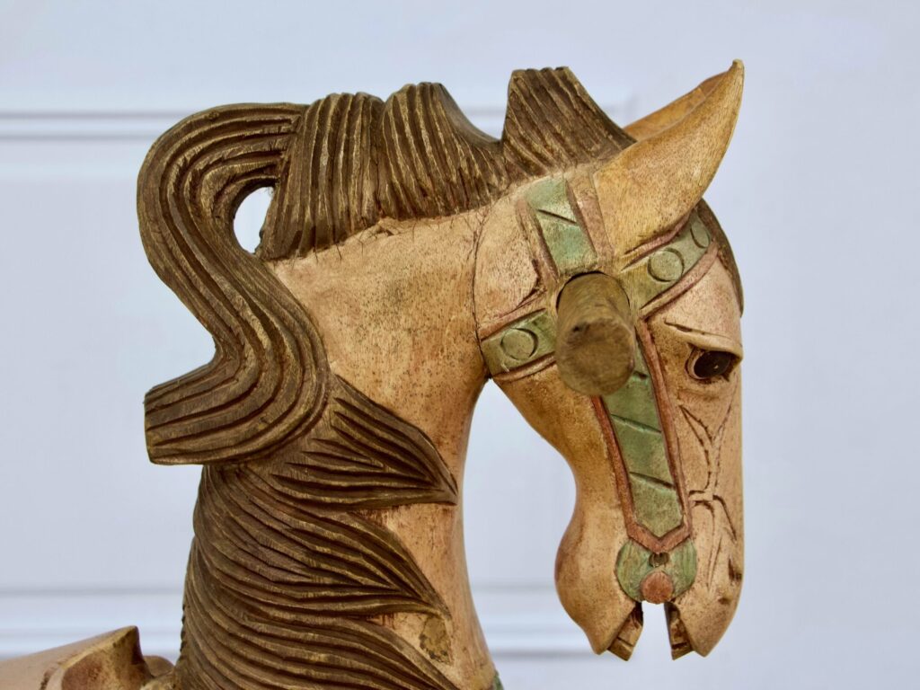 Вінтажний дерев’яний коник-гойдалка