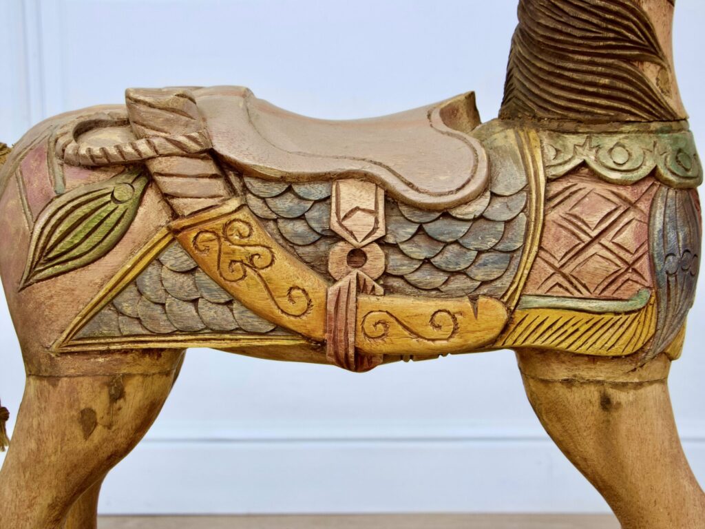 Вінтажний дерев’яний коник-гойдалка