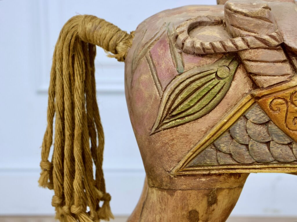 Вінтажний дерев’яний коник-гойдалка