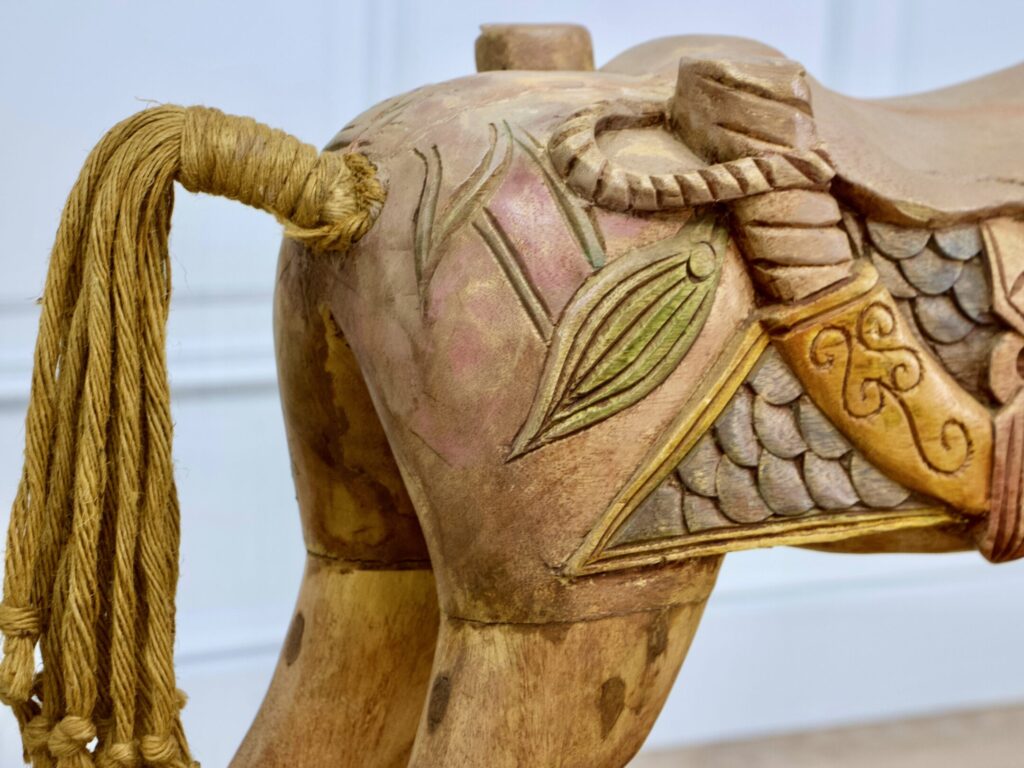 Вінтажний дерев’яний коник-гойдалка