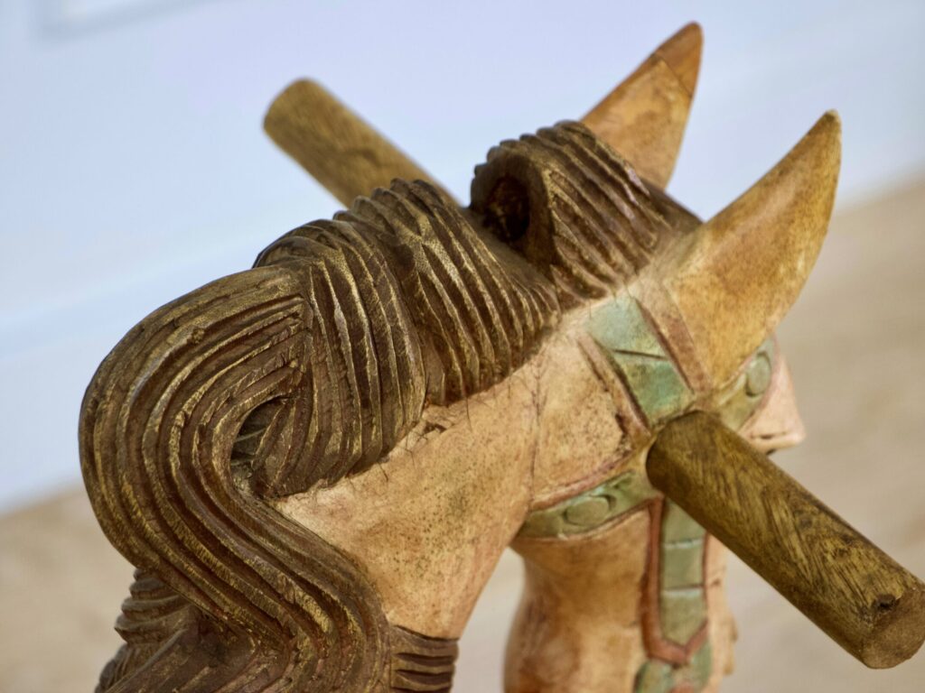 Вінтажний дерев’яний коник-гойдалка