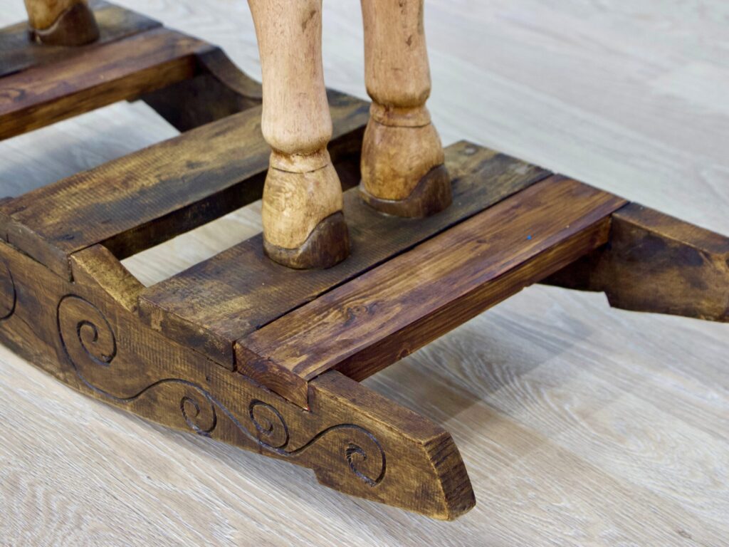 Вінтажний дерев’яний коник-гойдалка