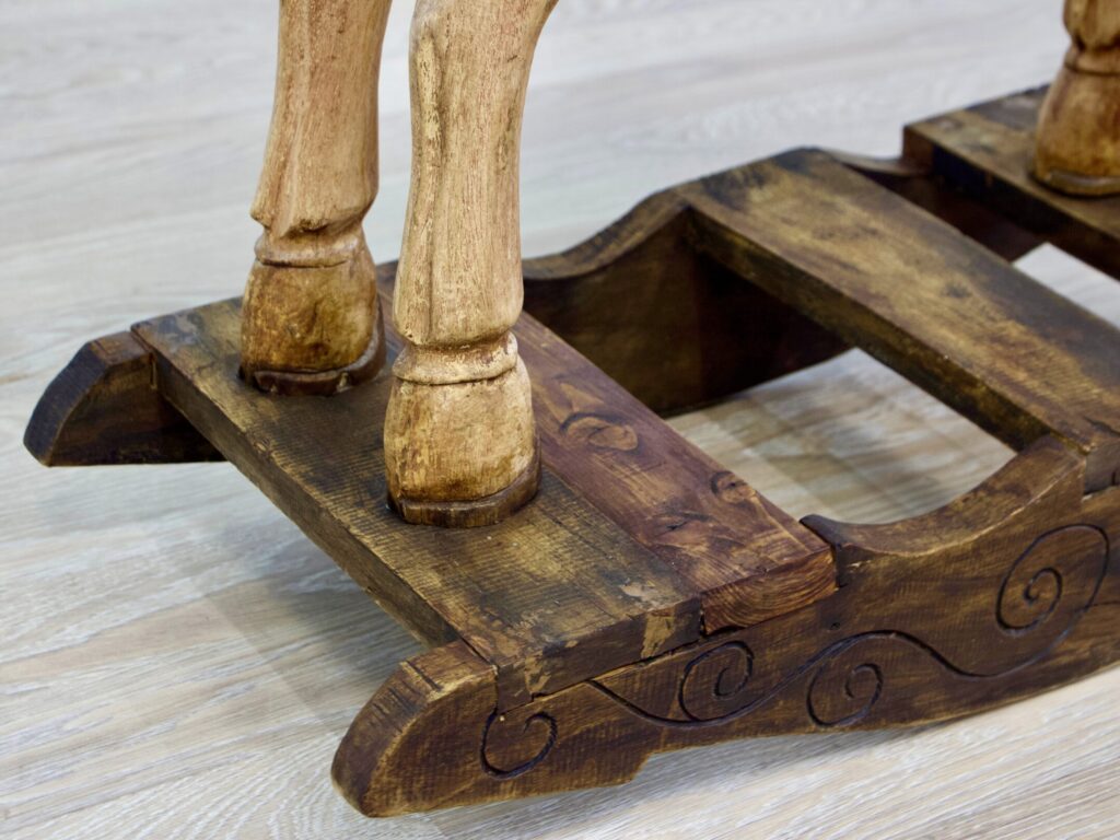 Вінтажний дерев’яний коник-гойдалка