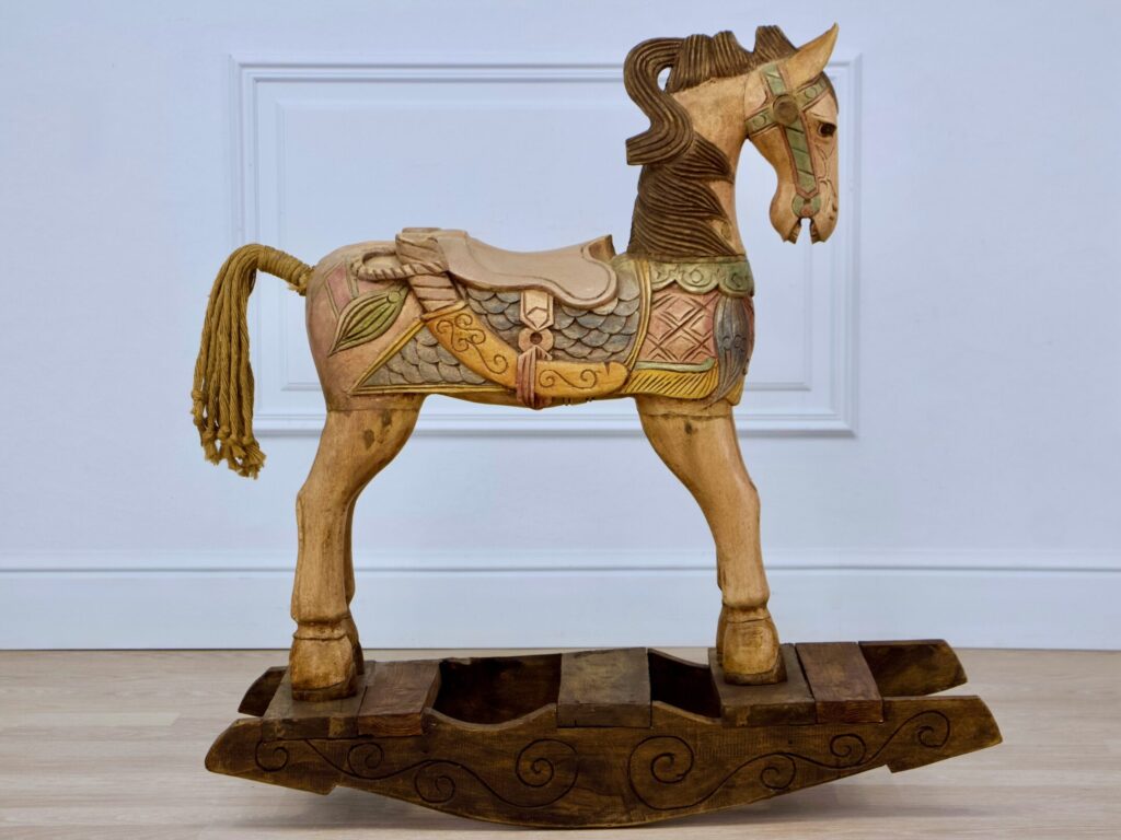 Вінтажний дерев’яний коник-гойдалка