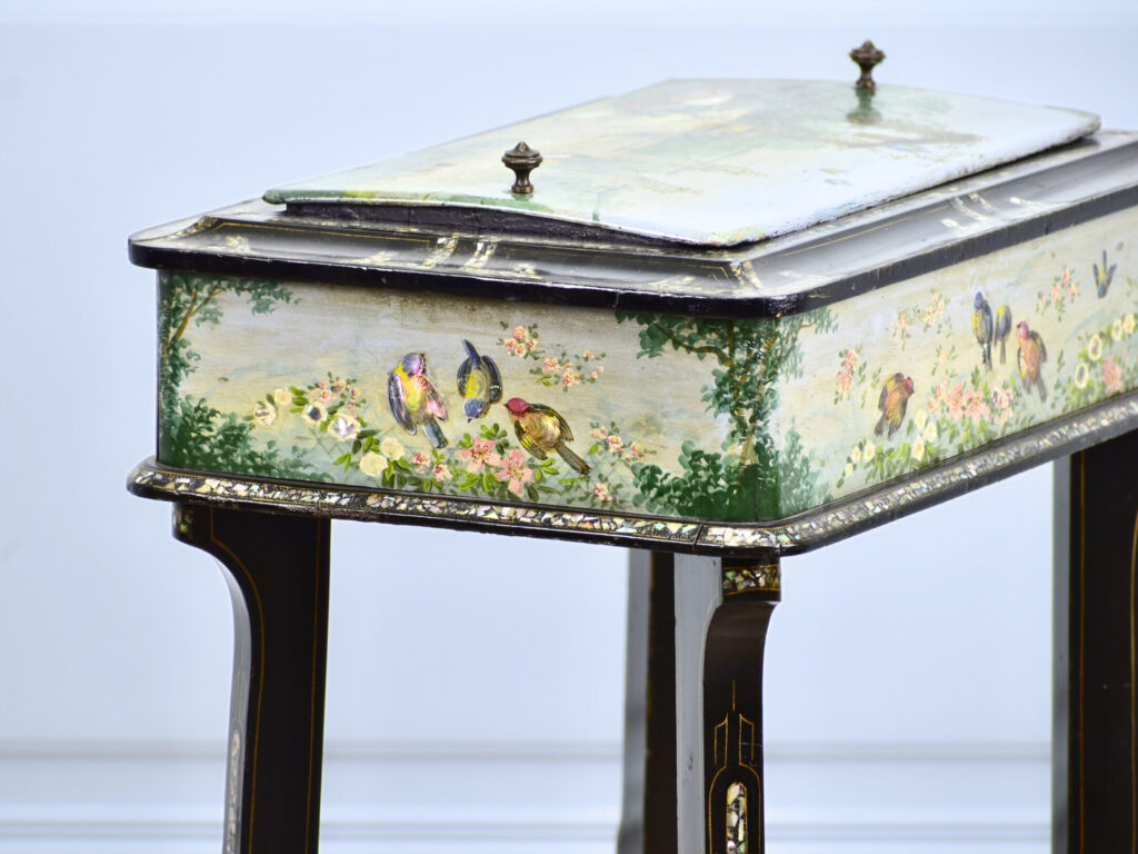 Антикварная жардиньерка в стиле Наполеона III