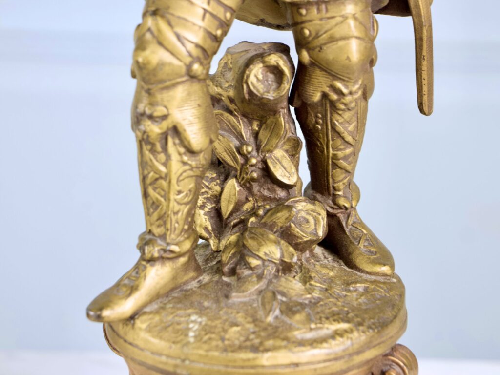 Пара антикварных скульптур «Воины на постаментах»