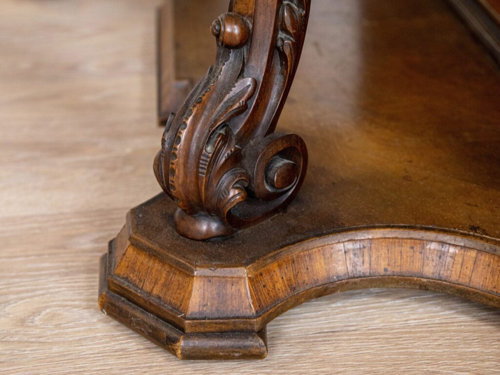 SAVE_20251119_220432 Консольний столик у стилі Людовика XV