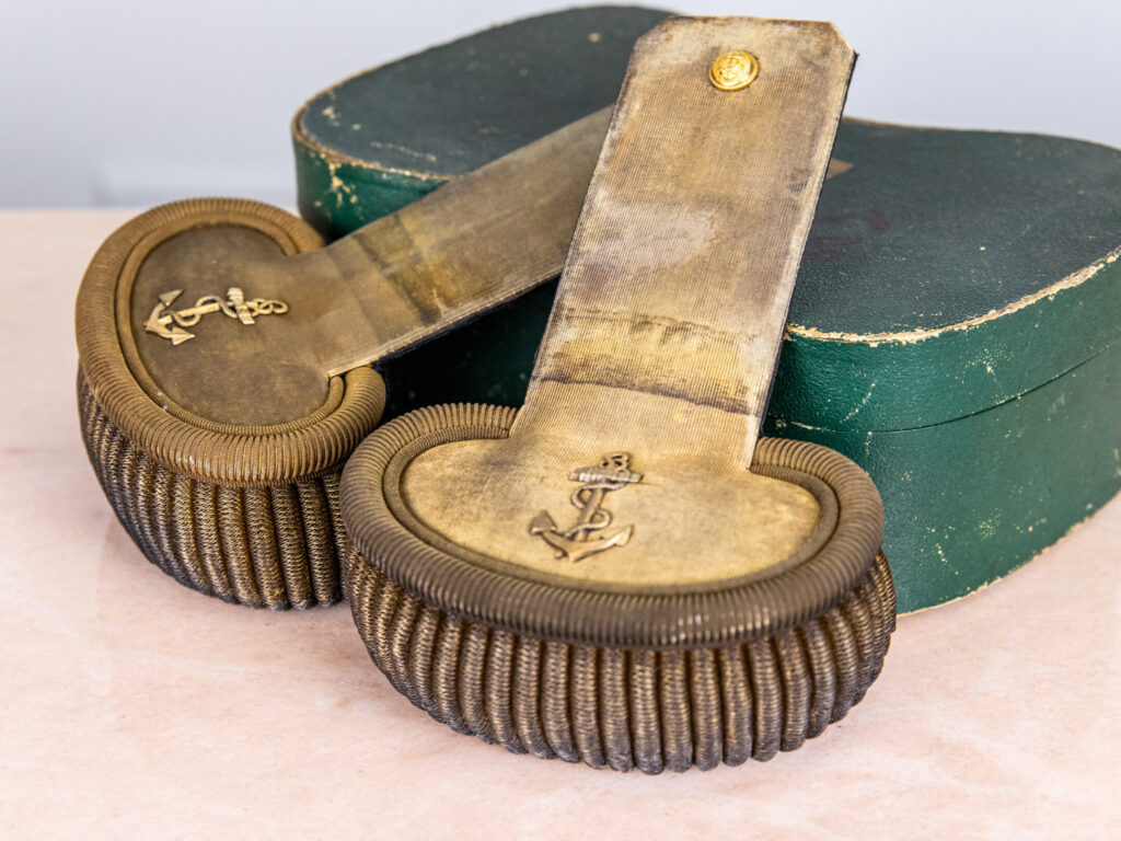 Антикварні еполети морського офіцера