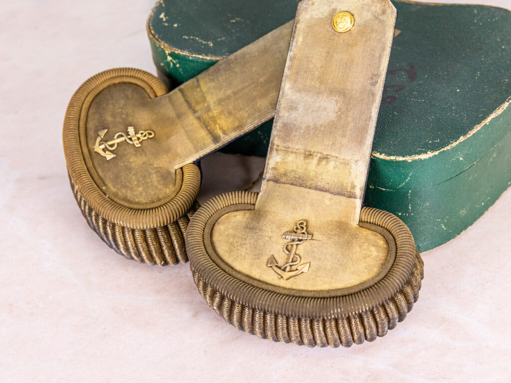 Антикварні еполети морського офіцера