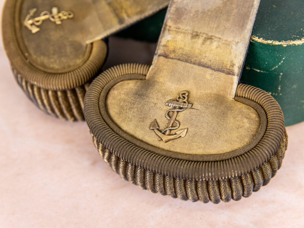 Антикварні еполети морського офіцера