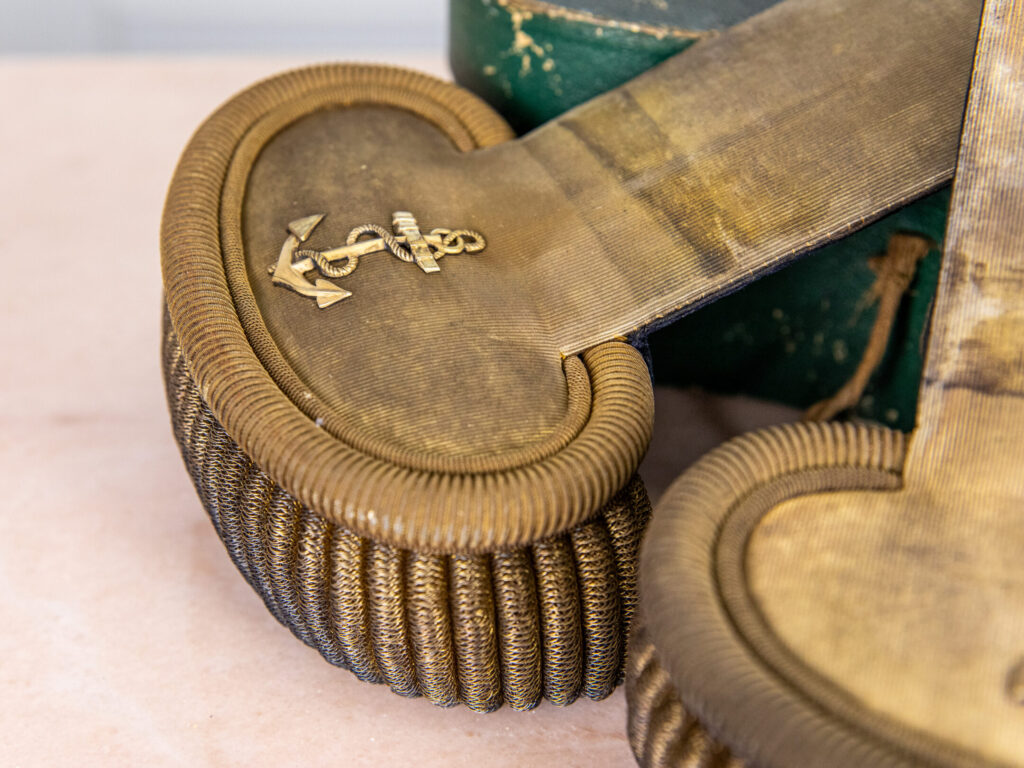 Антикварні еполети морського офіцера