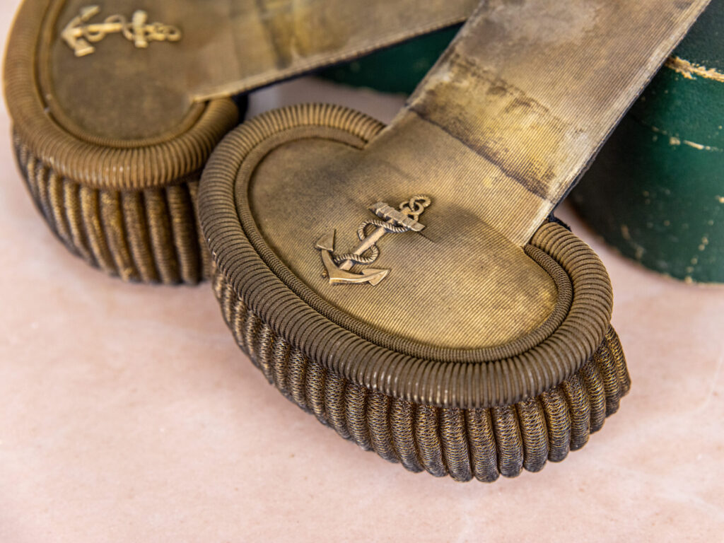 Антикварні еполети морського офіцера