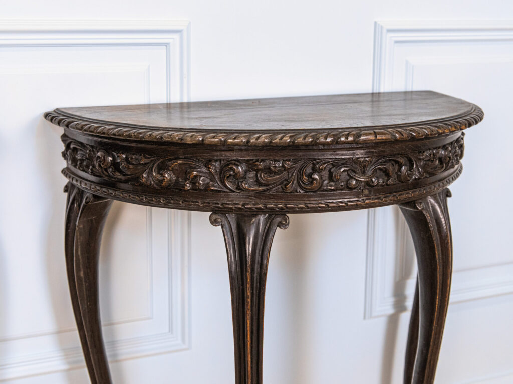 Антикварні консольні столики