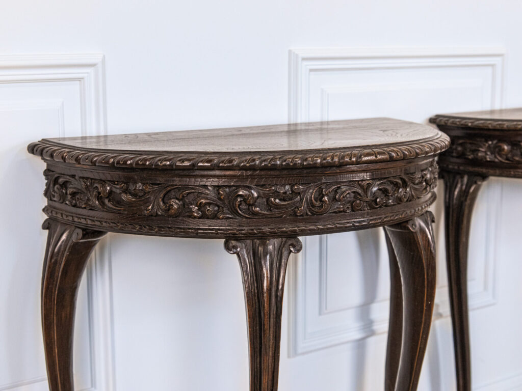 Антикварні консольні столики