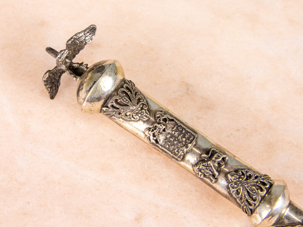 BN4A8988 Антикварна срібна указка (яд) для читання Тори