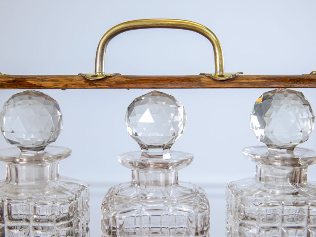 Антикварний бар-тантал з трьома графинами