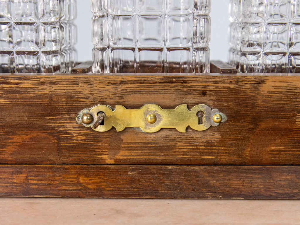 Антикварний бар-тантал з трьома графинами