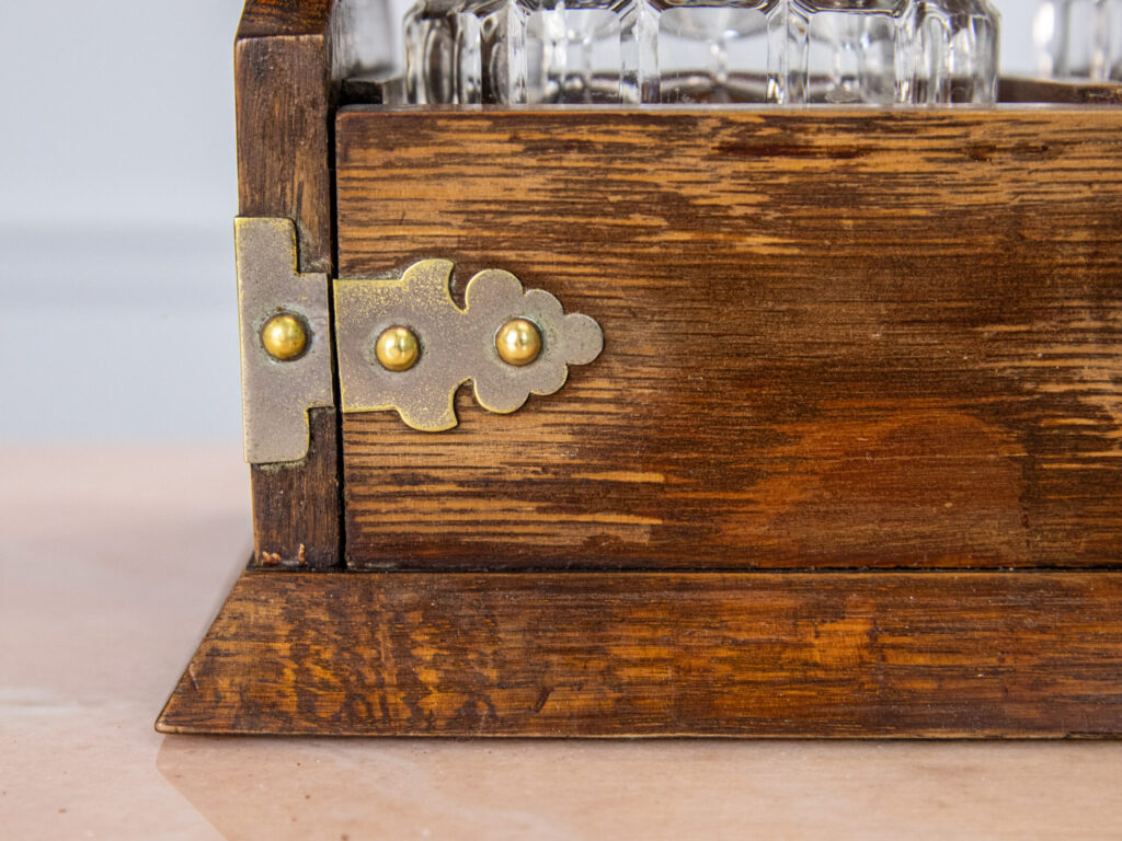 Антикварний бар-тантал з трьома графинами