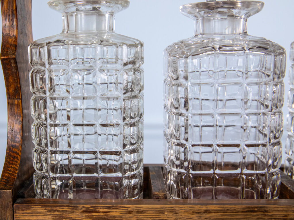 Антикварний бар-тантал з трьома графинами