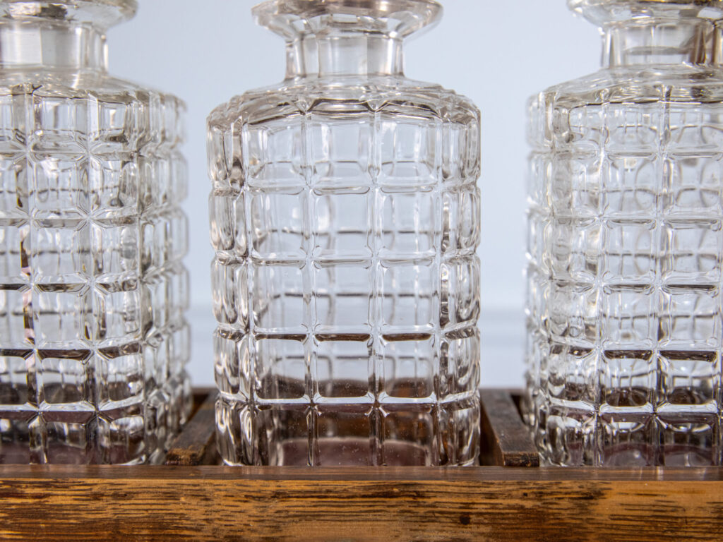 Антикварний бар-тантал з трьома графинами