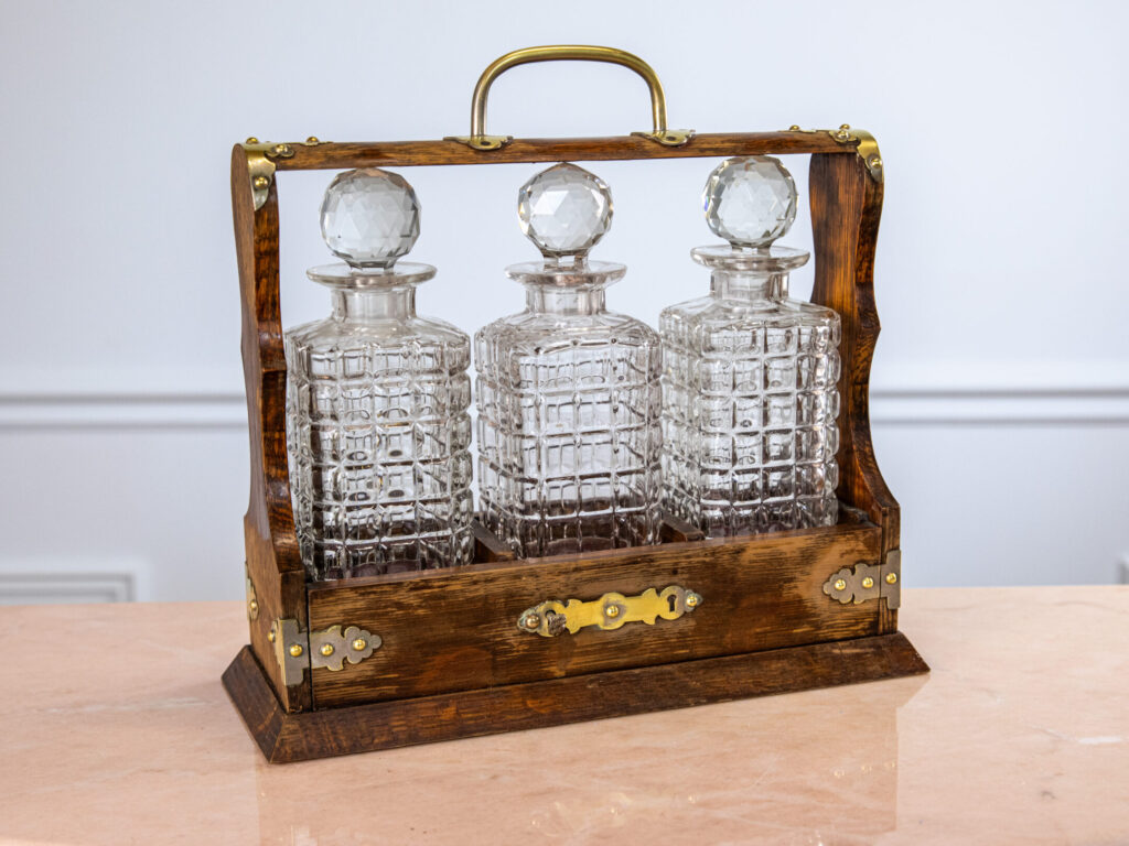 Антикварний бар-тантал з трьома графинами