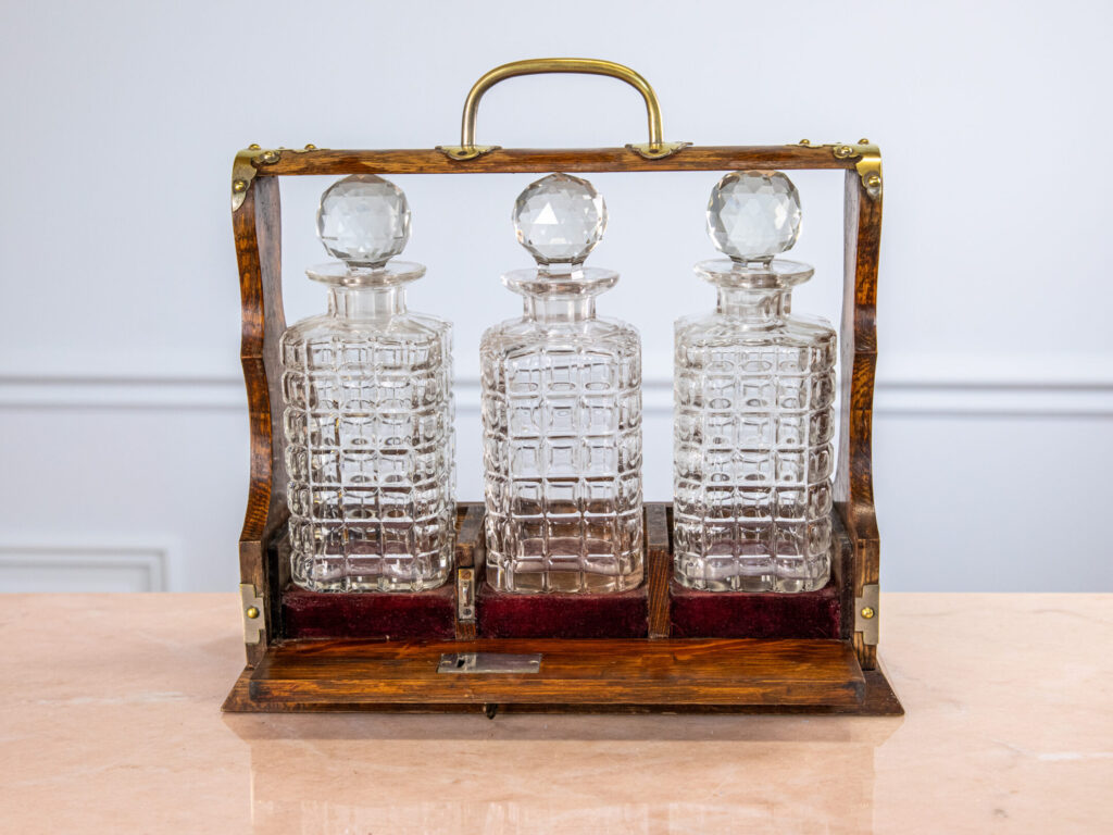 Антикварний бар-тантал з трьома графинами
