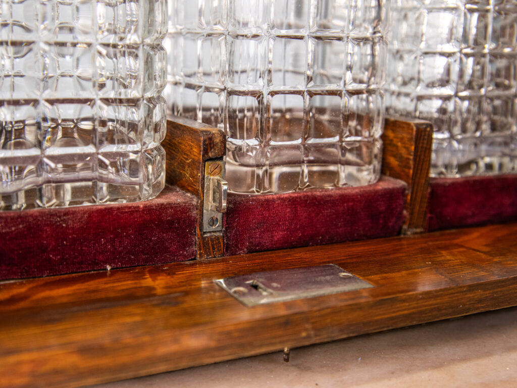 Антикварний бар-тантал з трьома графинами